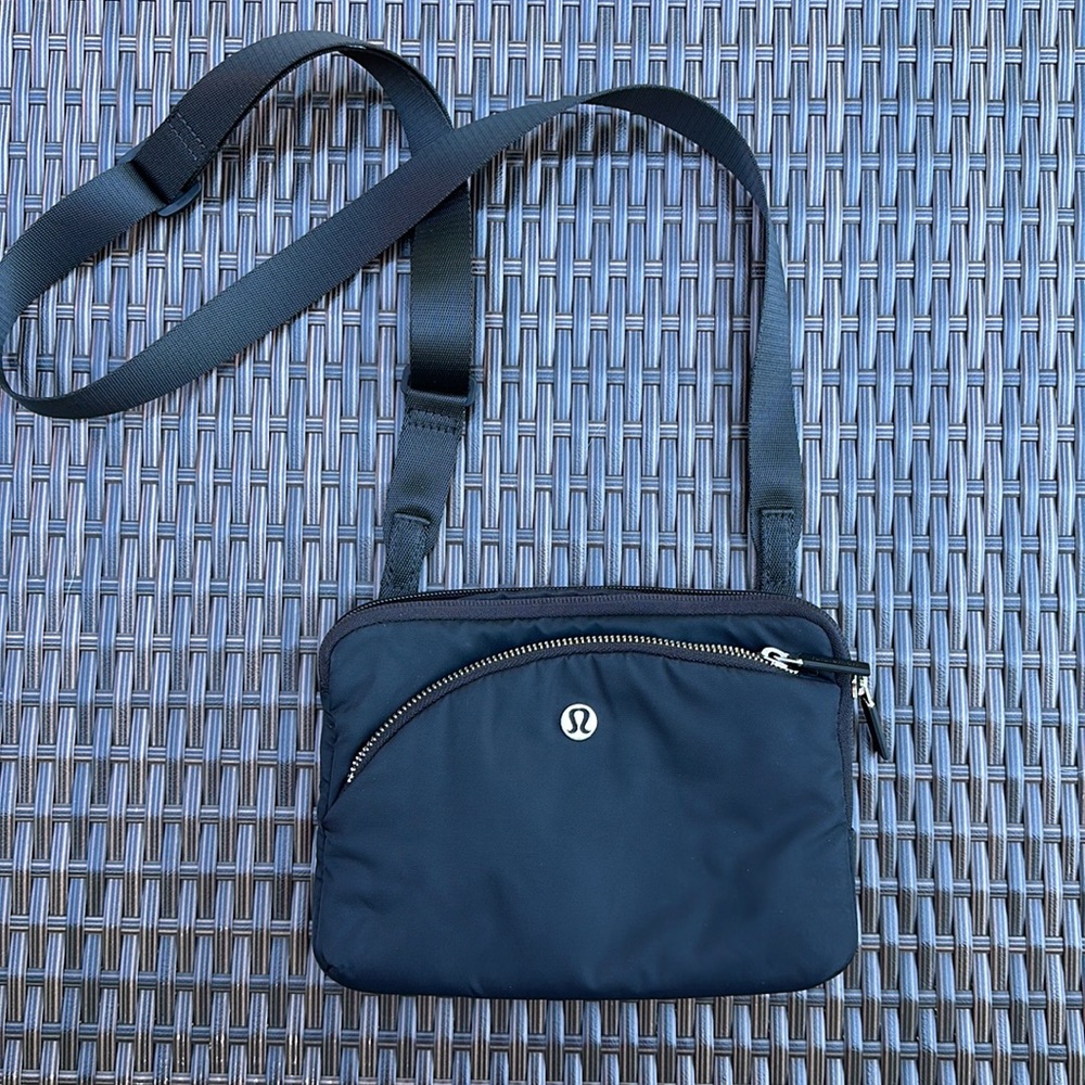 Lululemon Black Crossover bag